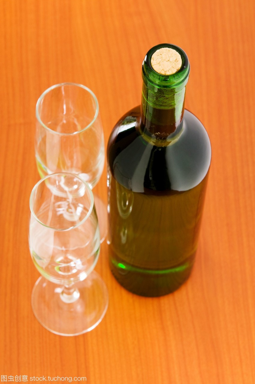 桌上雜陳 一瓶酒、飲料與茶葉零售的日常美學